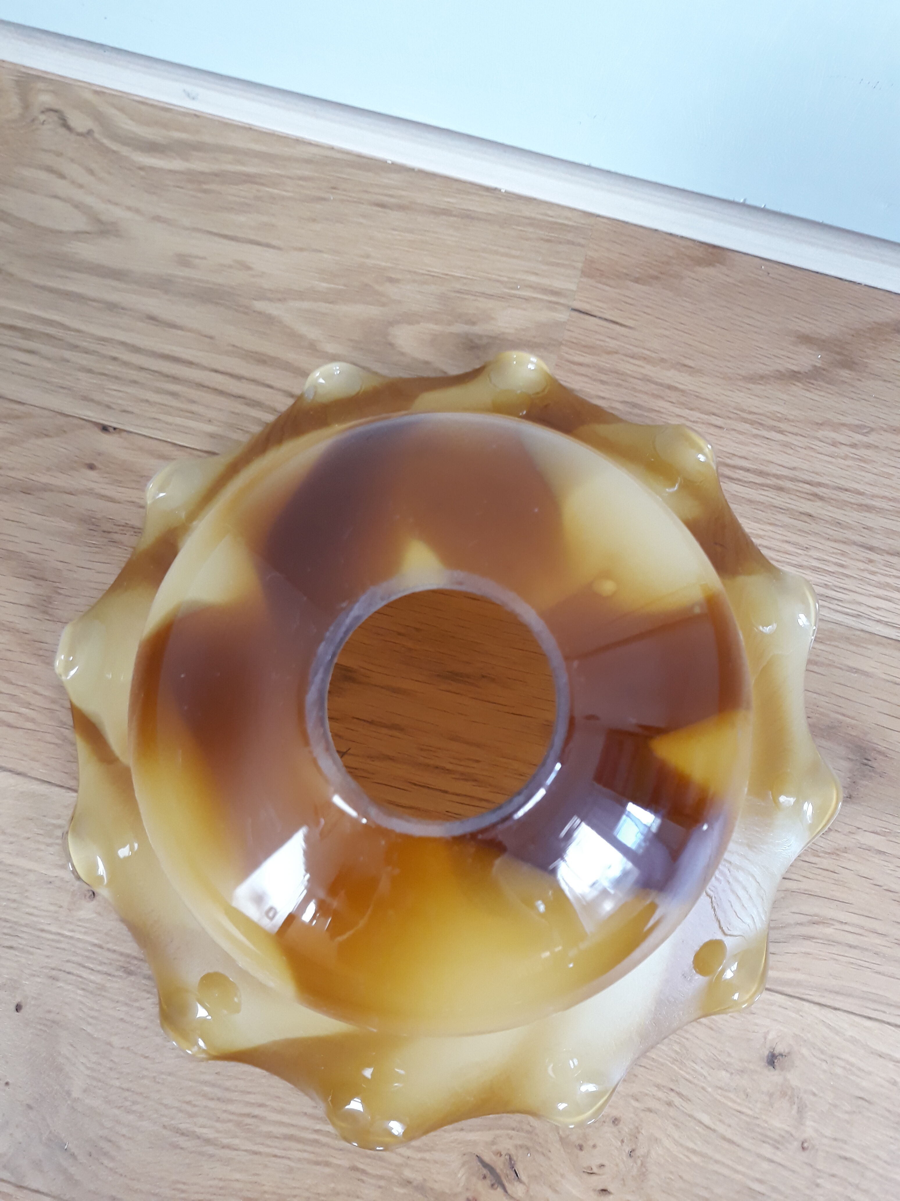 Tulip suspension in opaline caramel color