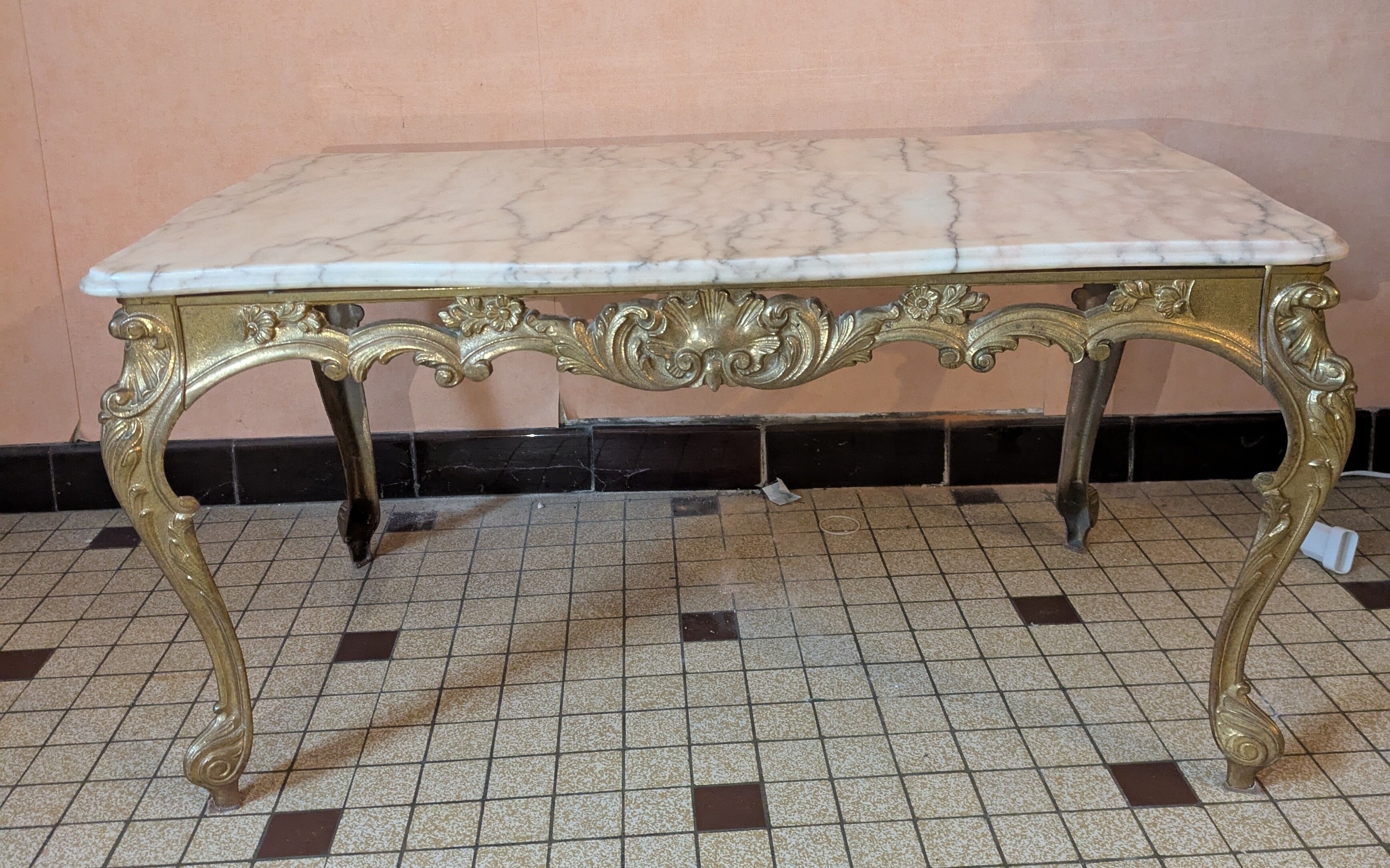 Coffee table in brass and alabaster