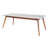 Table à manger de style scandinave. Bois et beton poli et verni. Pour intérieur ou extérieur.