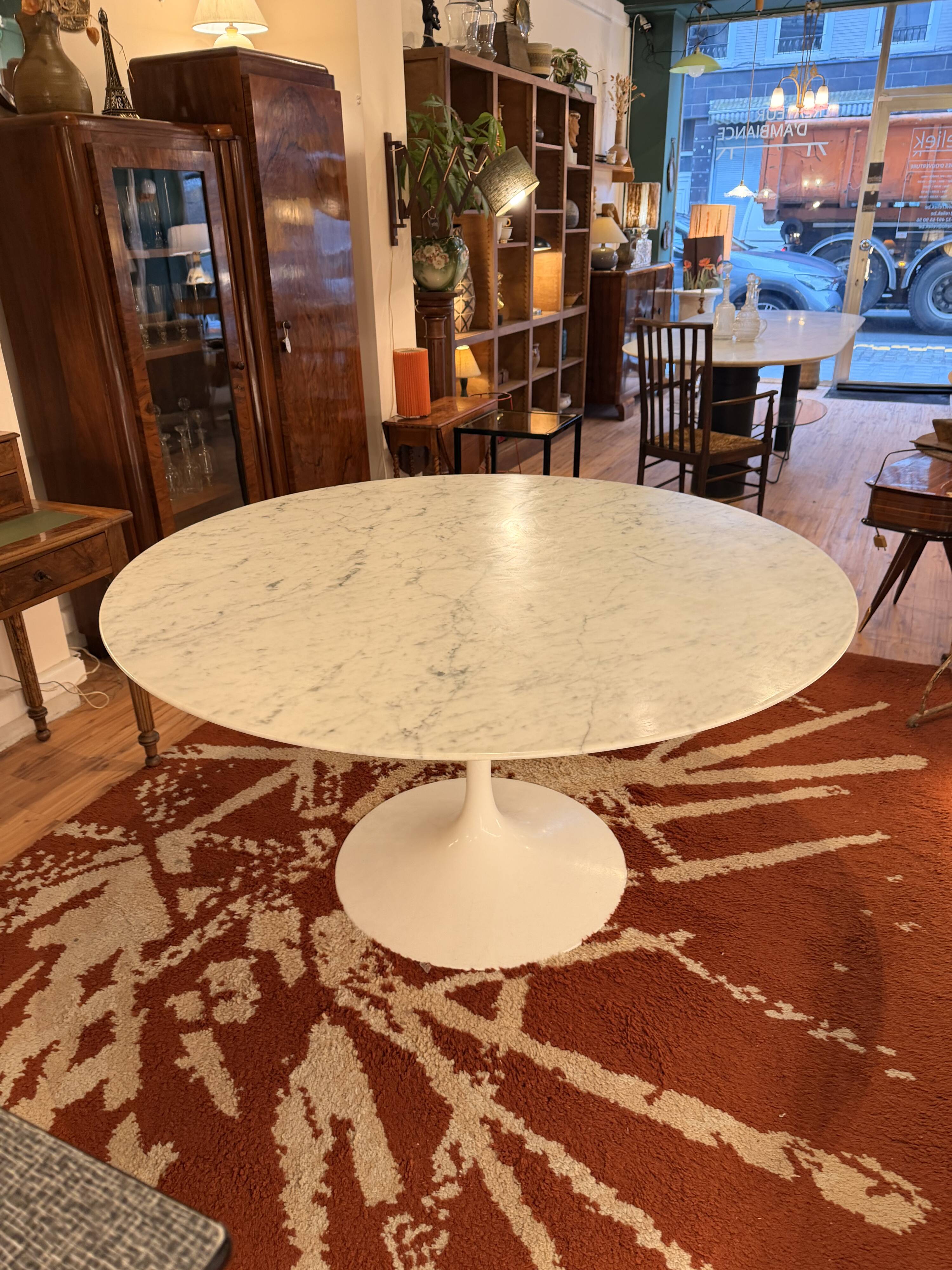 Grande table tulipe années 60, plateau en marbre de Carrare