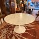Grande table tulipe années 60, plateau en marbre de Carrare