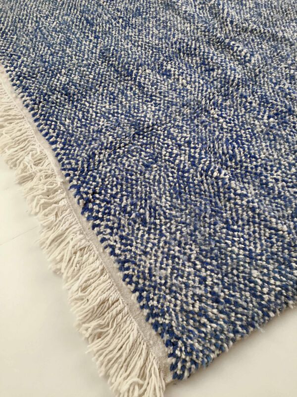 Tapis berbère marocain Beni Ouarain écru et bleu moucheté 160x150cm