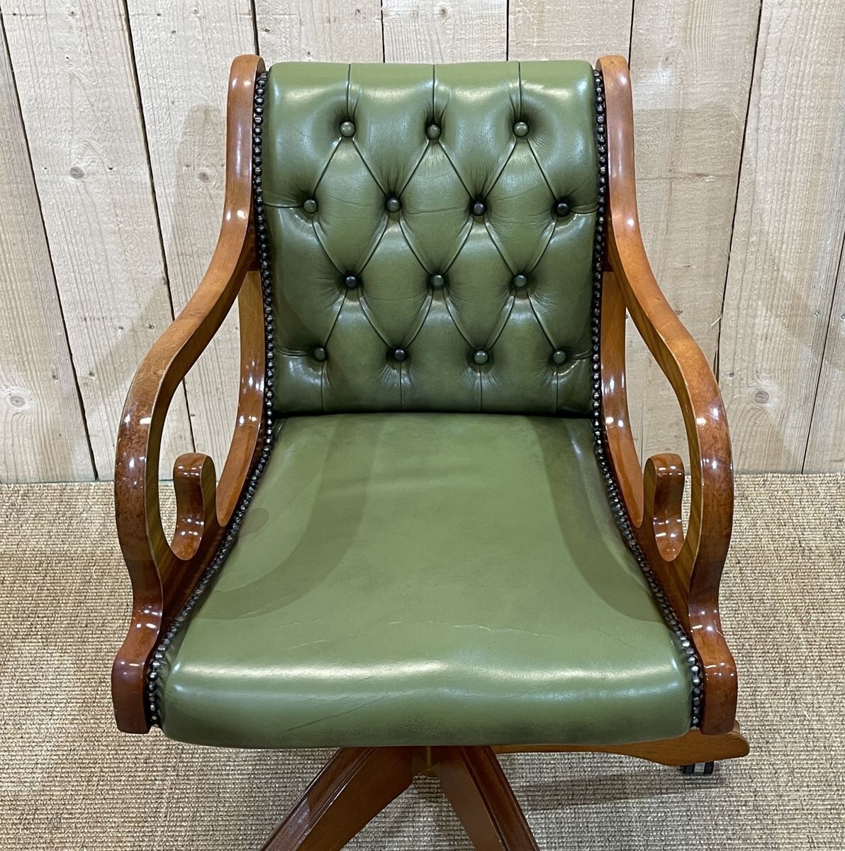Fauteuil de bureau anglais Chesterfield en cuir vert