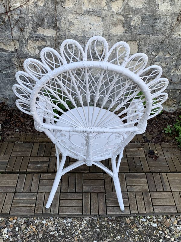 Fauteuil en rotin blanc Emmanuelle Peacock 1970
