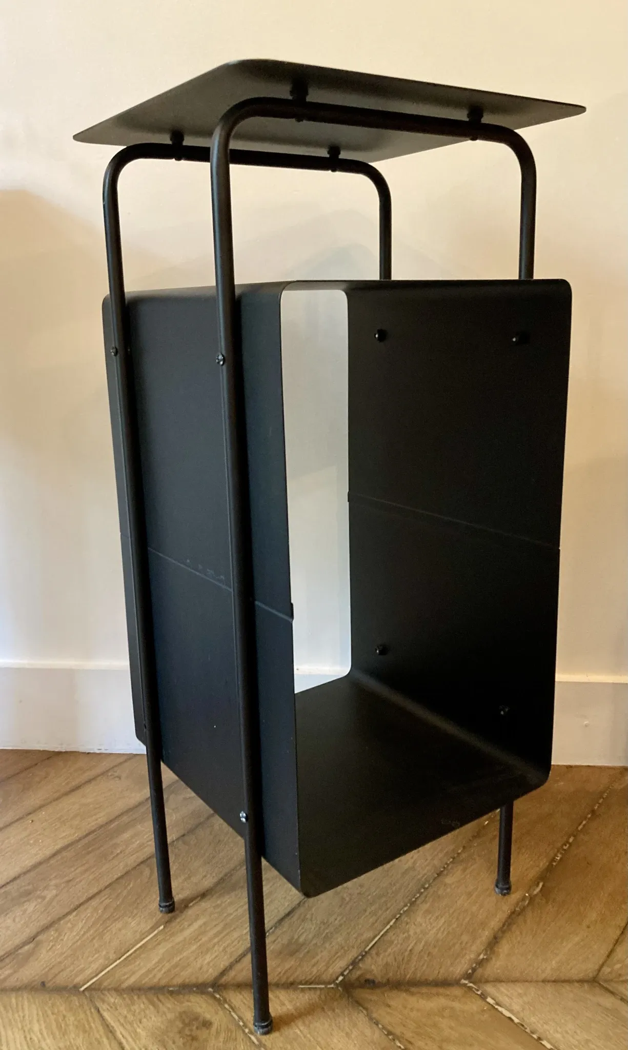 Contemporary bedside table – House Doctor - black