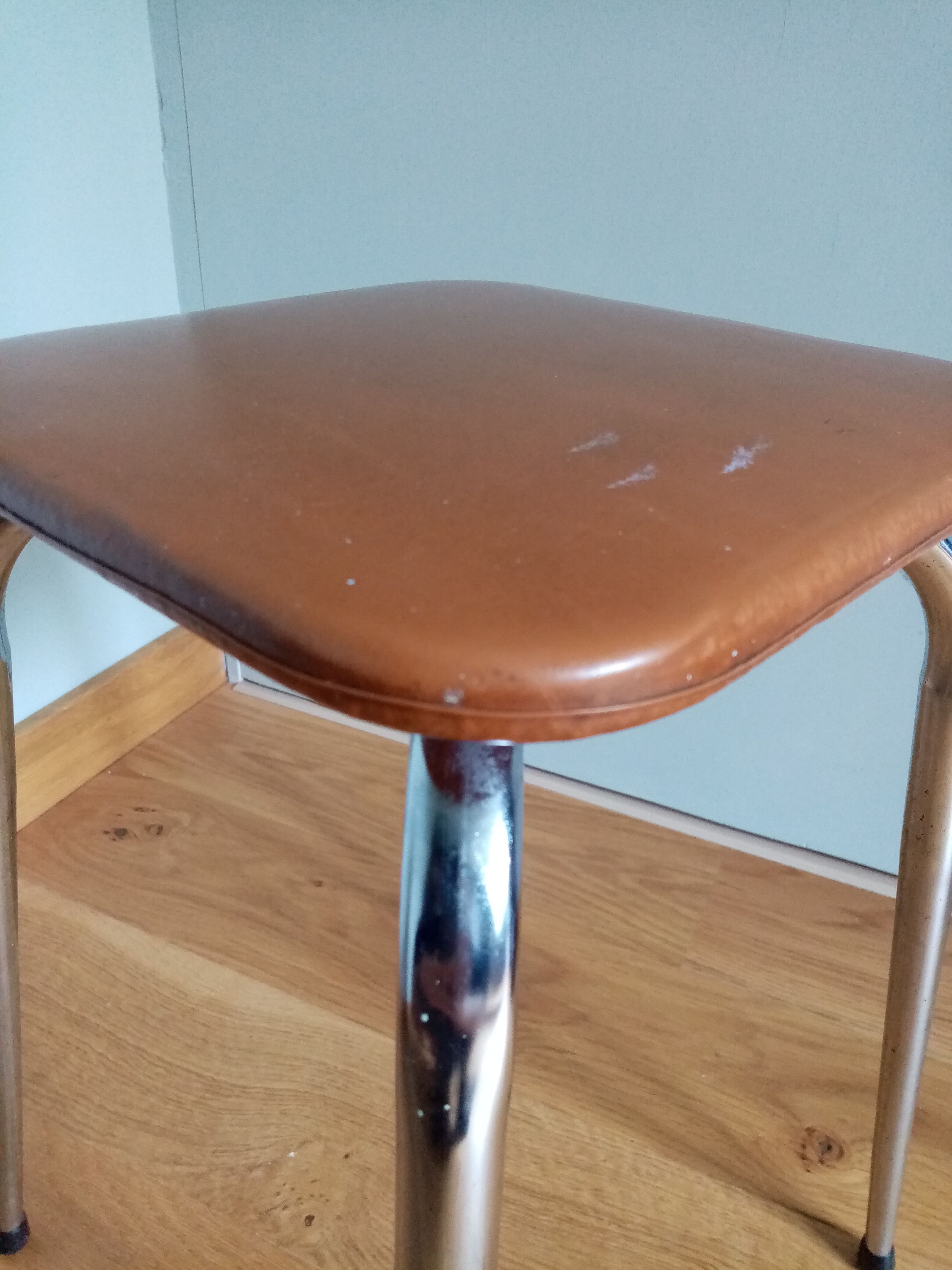 Caramel skaï stool and tapered feet in chrome metal