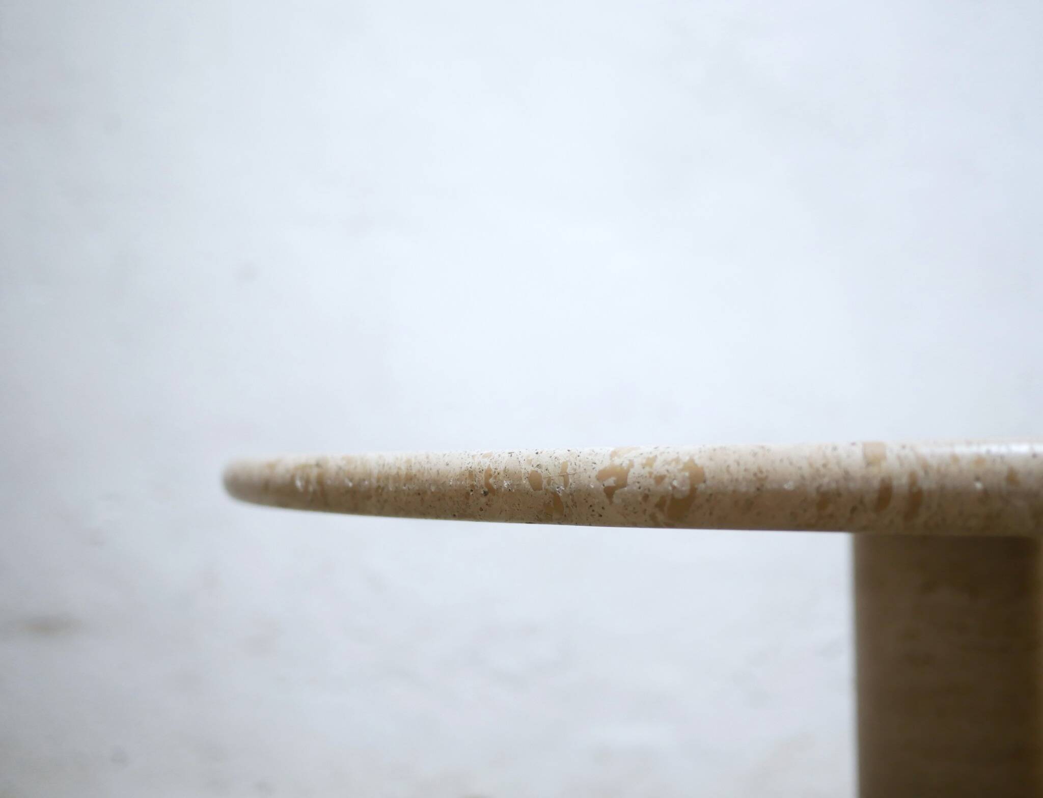 Round dining table in travertine – Ø 140 cm
