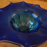 Coupe ovale en verre de bohème bleue