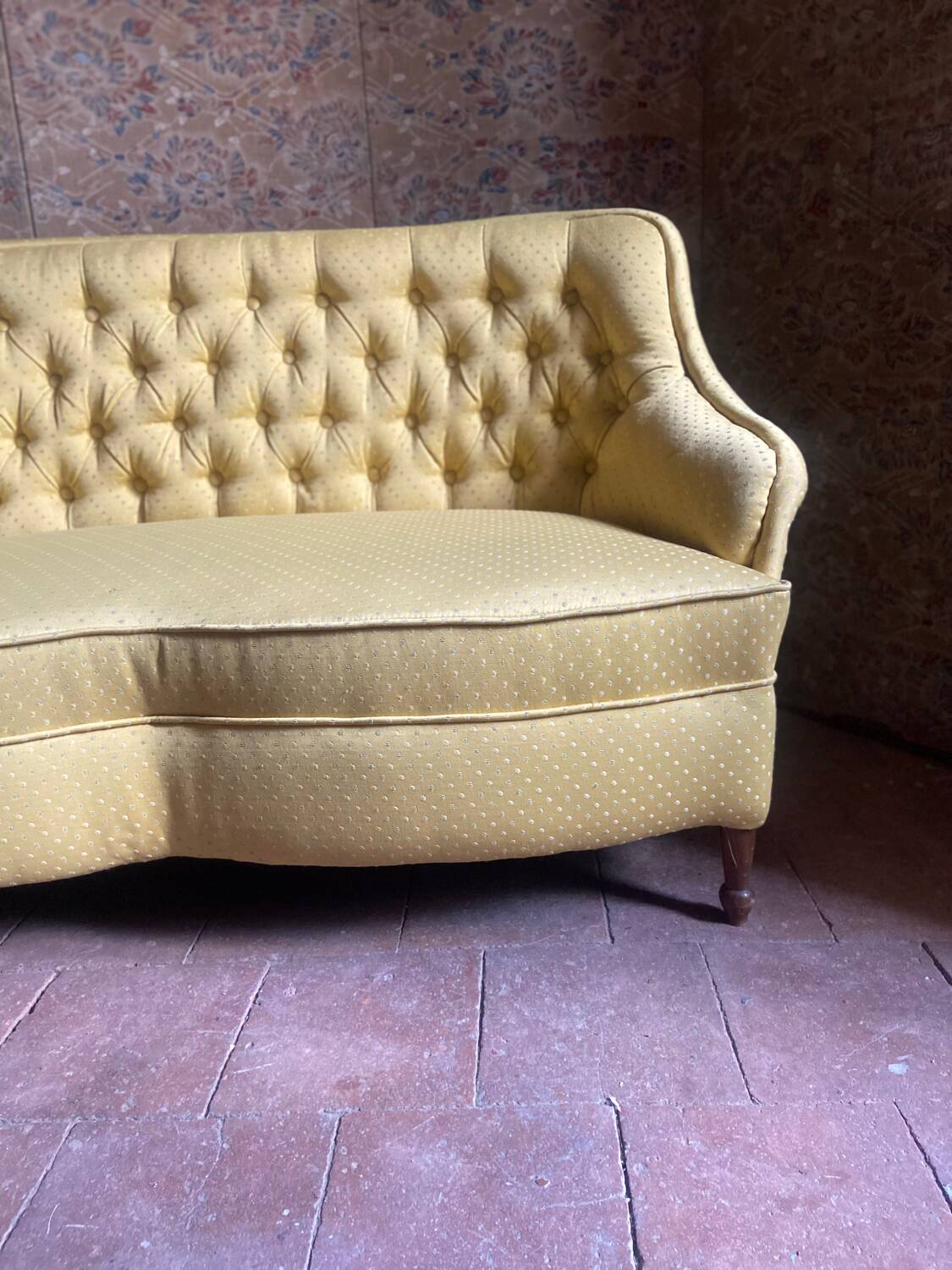 Small padded toad bench