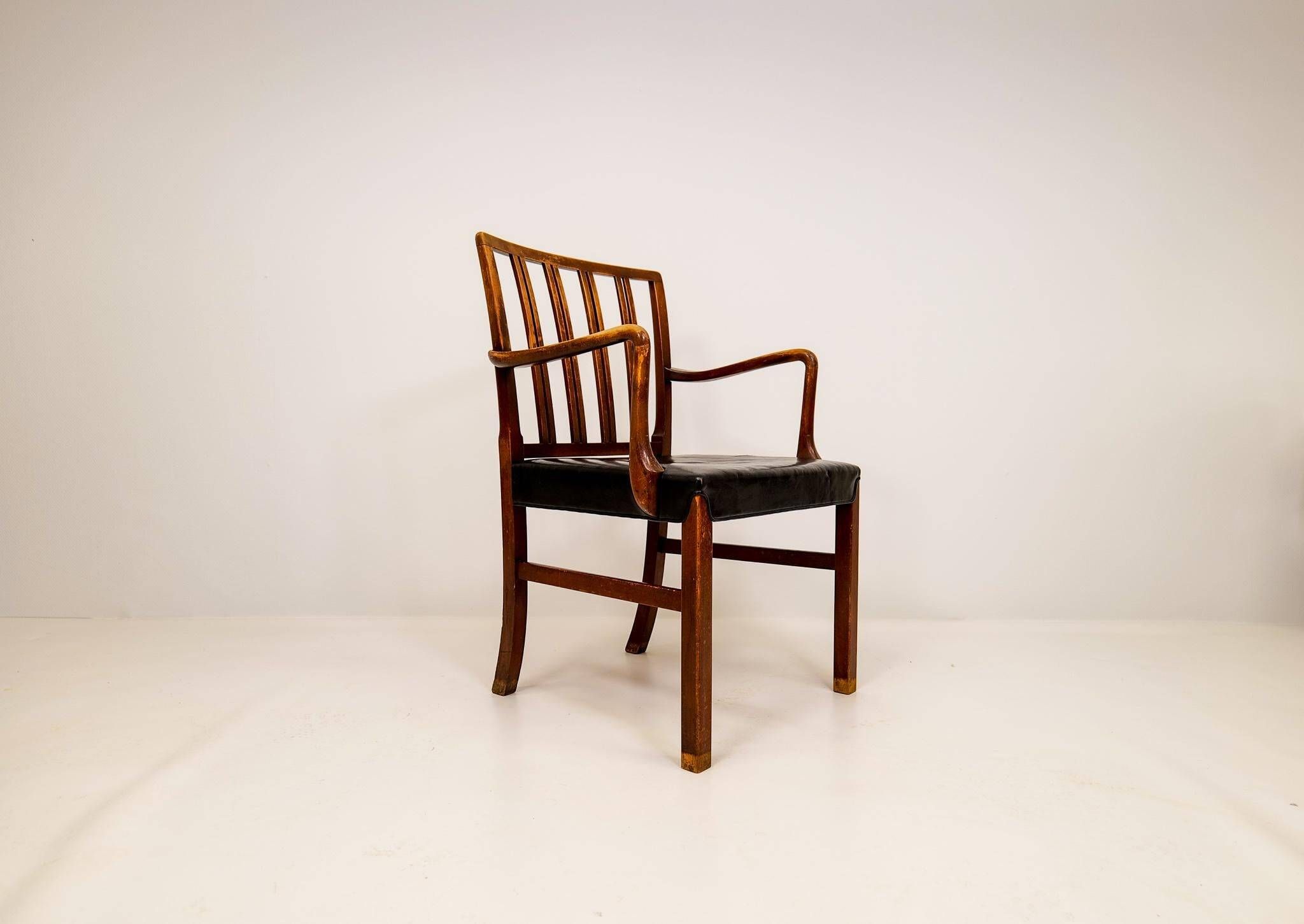 Fauteuil mi-siècle Ole Wanscher pour Fritz Hansen, hêtre teinté et cuir