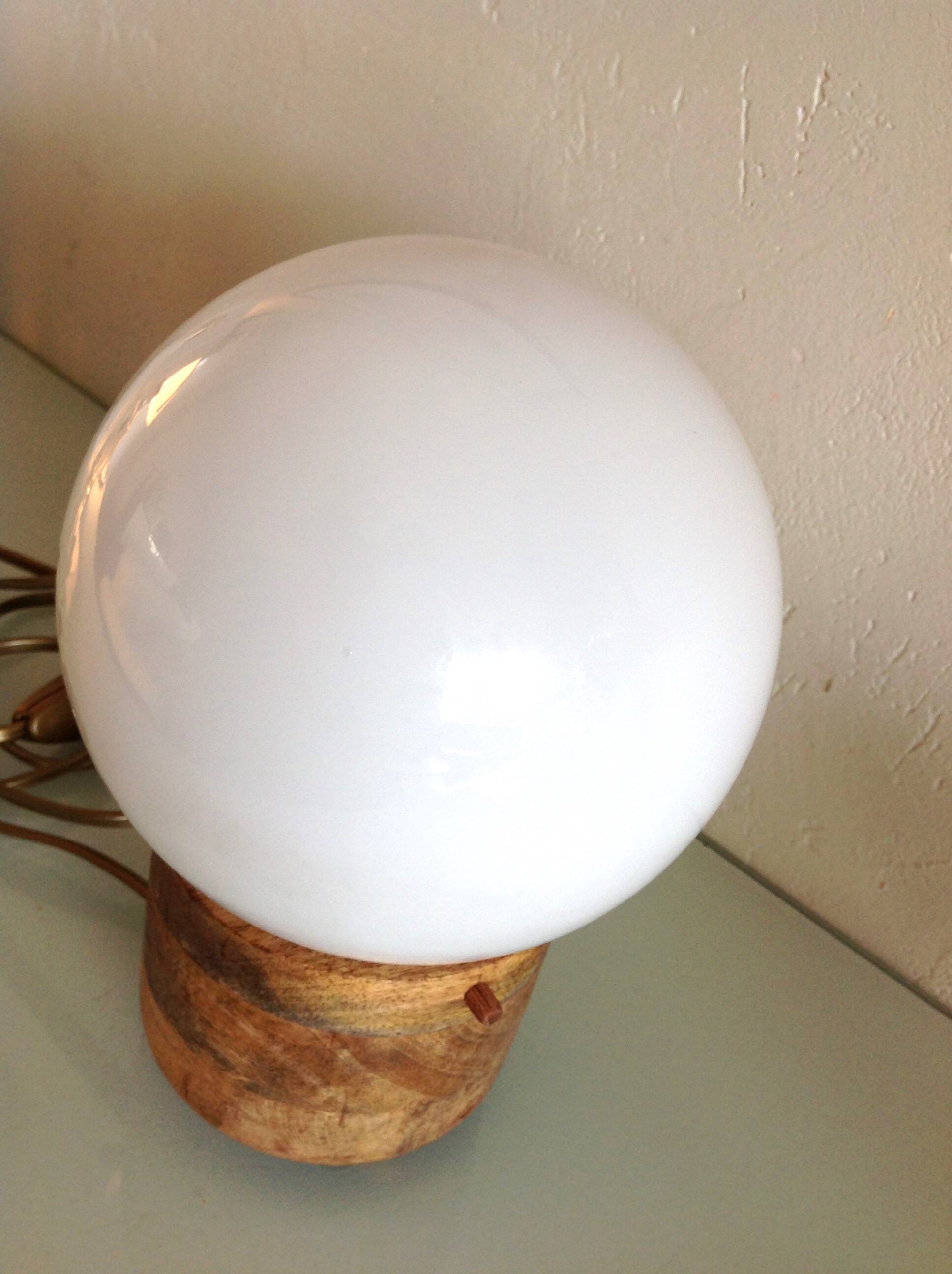 Lampe globe en opaline blanche sur socle bois