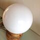 Lampe globe en opaline blanche sur socle bois