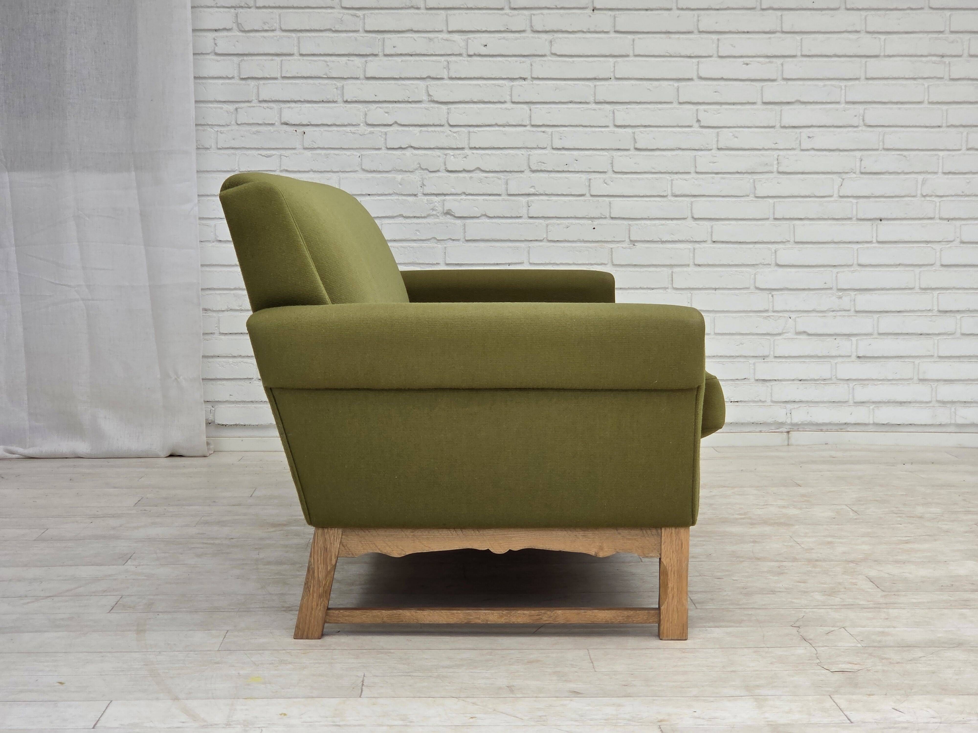 Canapé danois 3 places des années 1970, en laine de mobilier verte, bois de chêne.