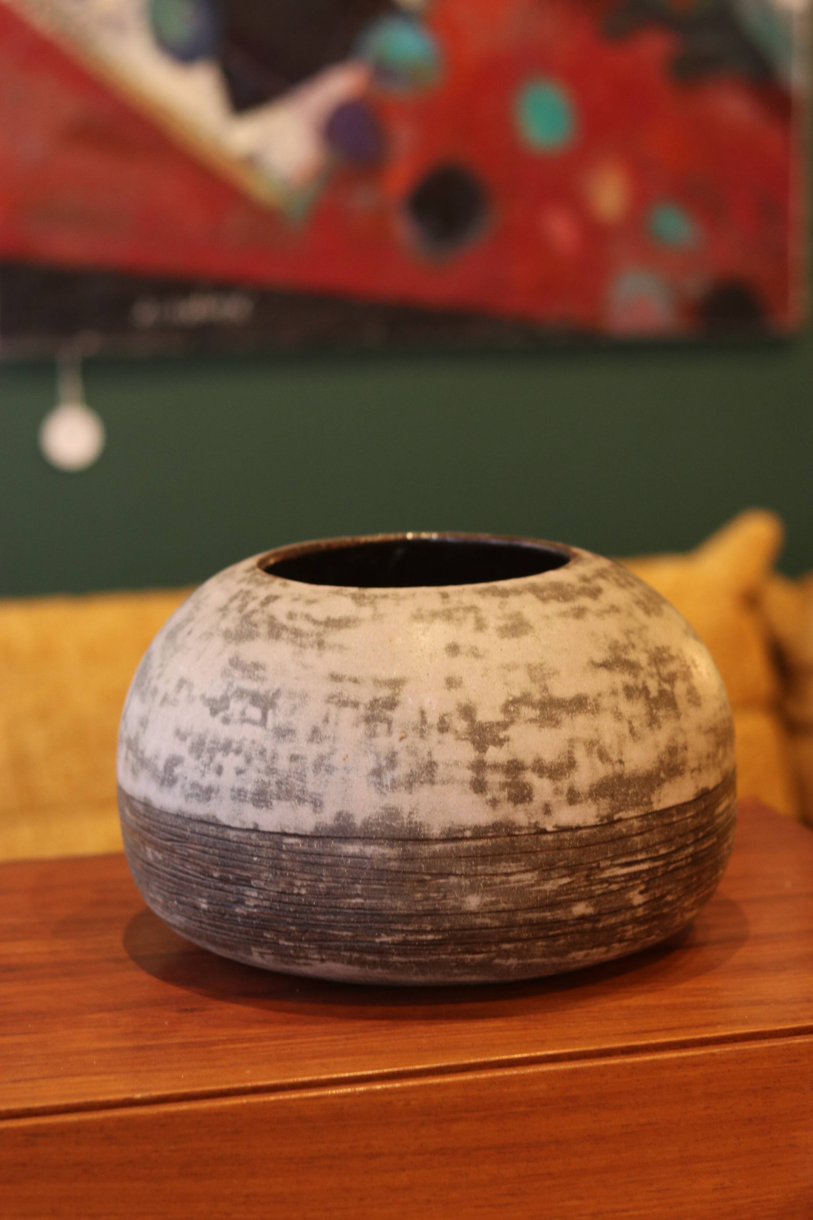 Vase boule en grès émaillé, tons gris-bleu nuancé, circa 1960