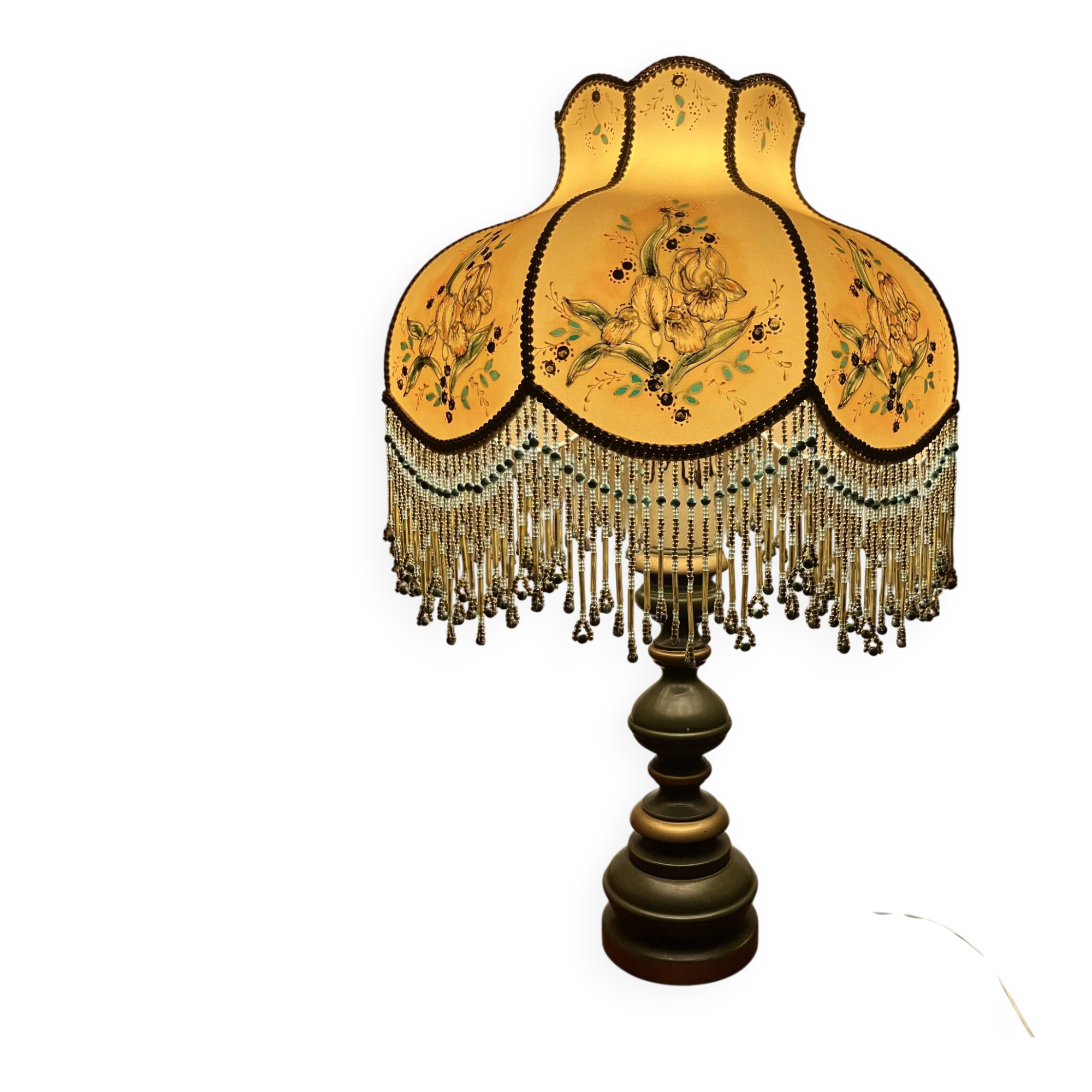 Table lamp, beads and flowers