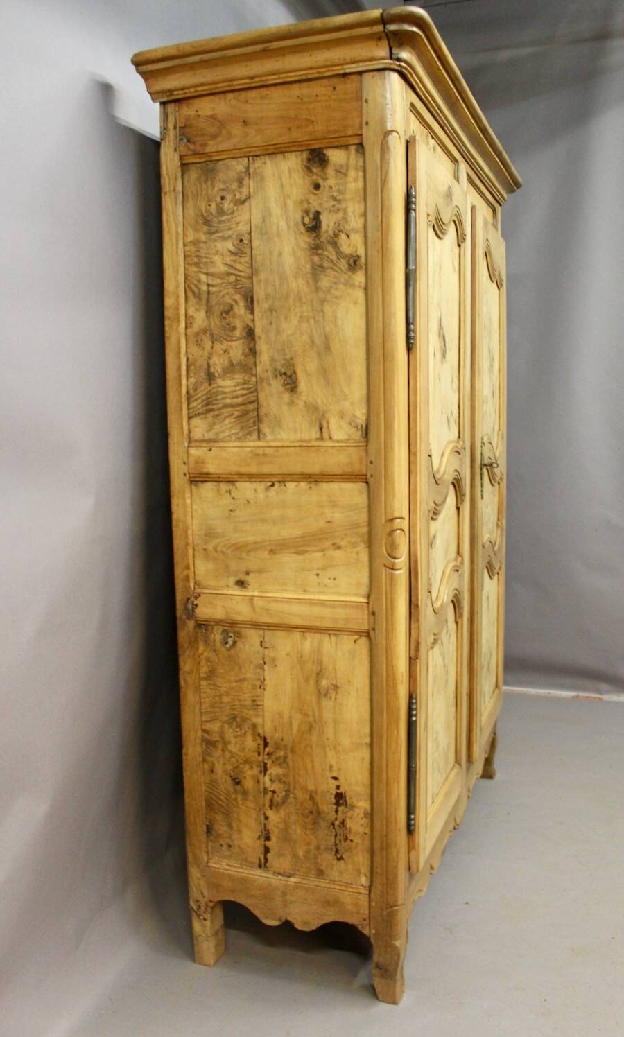19th Century Bressane Cabinet in Burl Ash