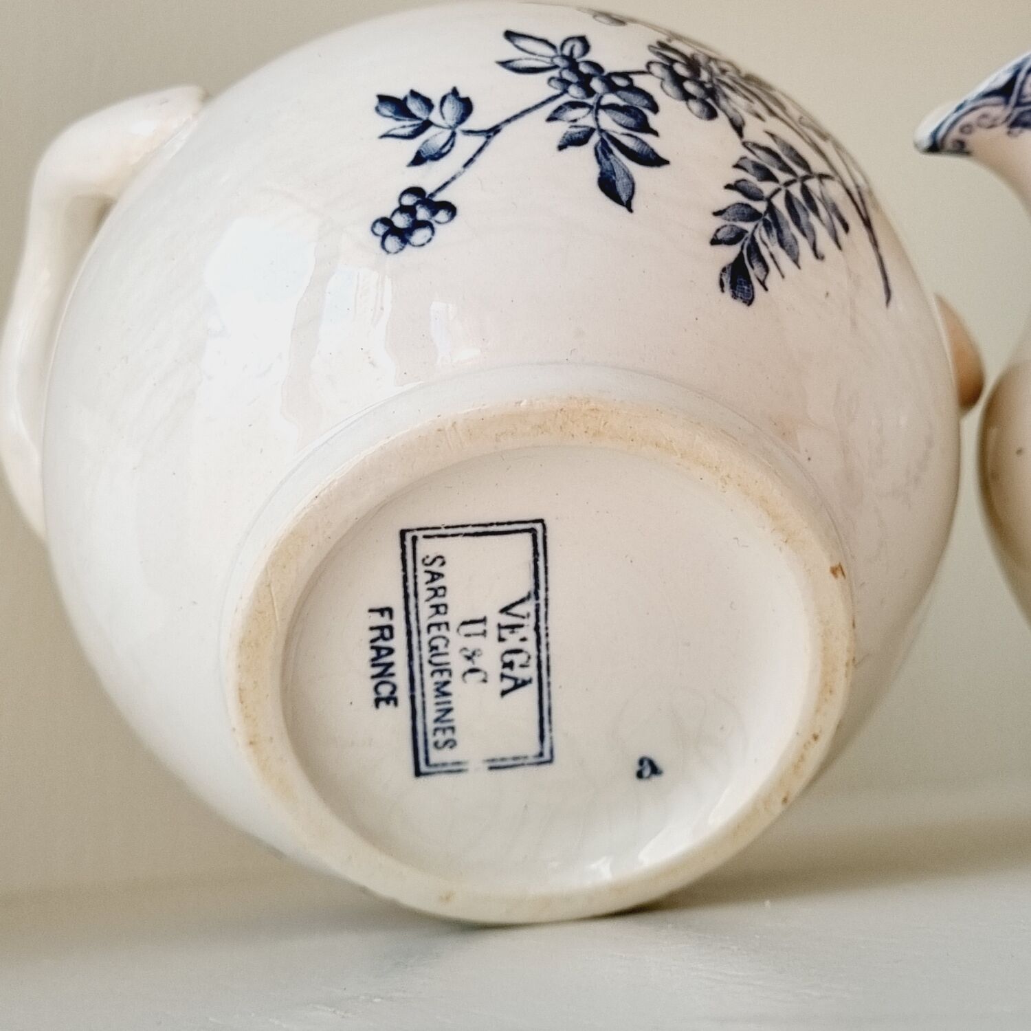 Sweetener and milk jug Sarreguemines Vega