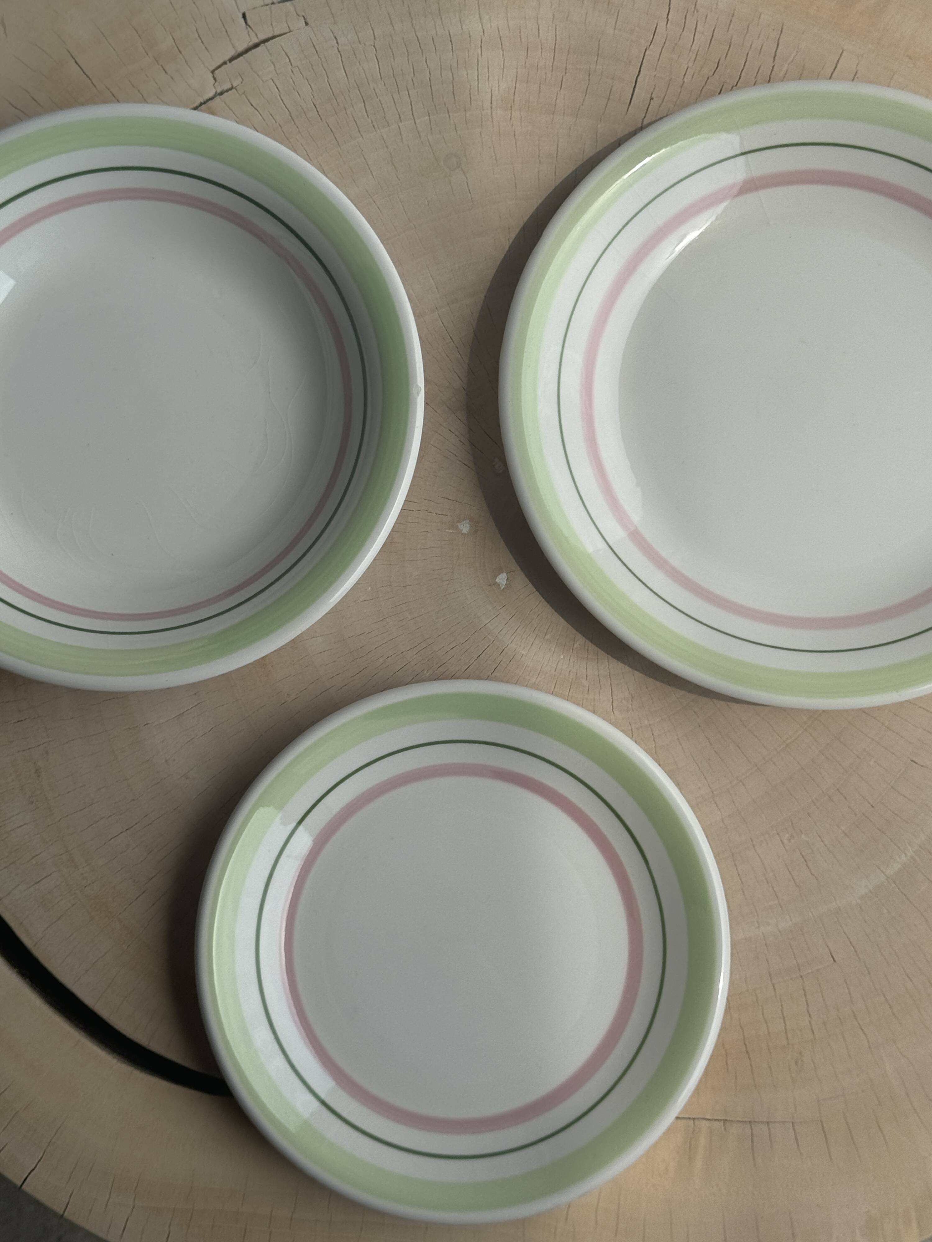 Set of 12 green and pink Italian plates