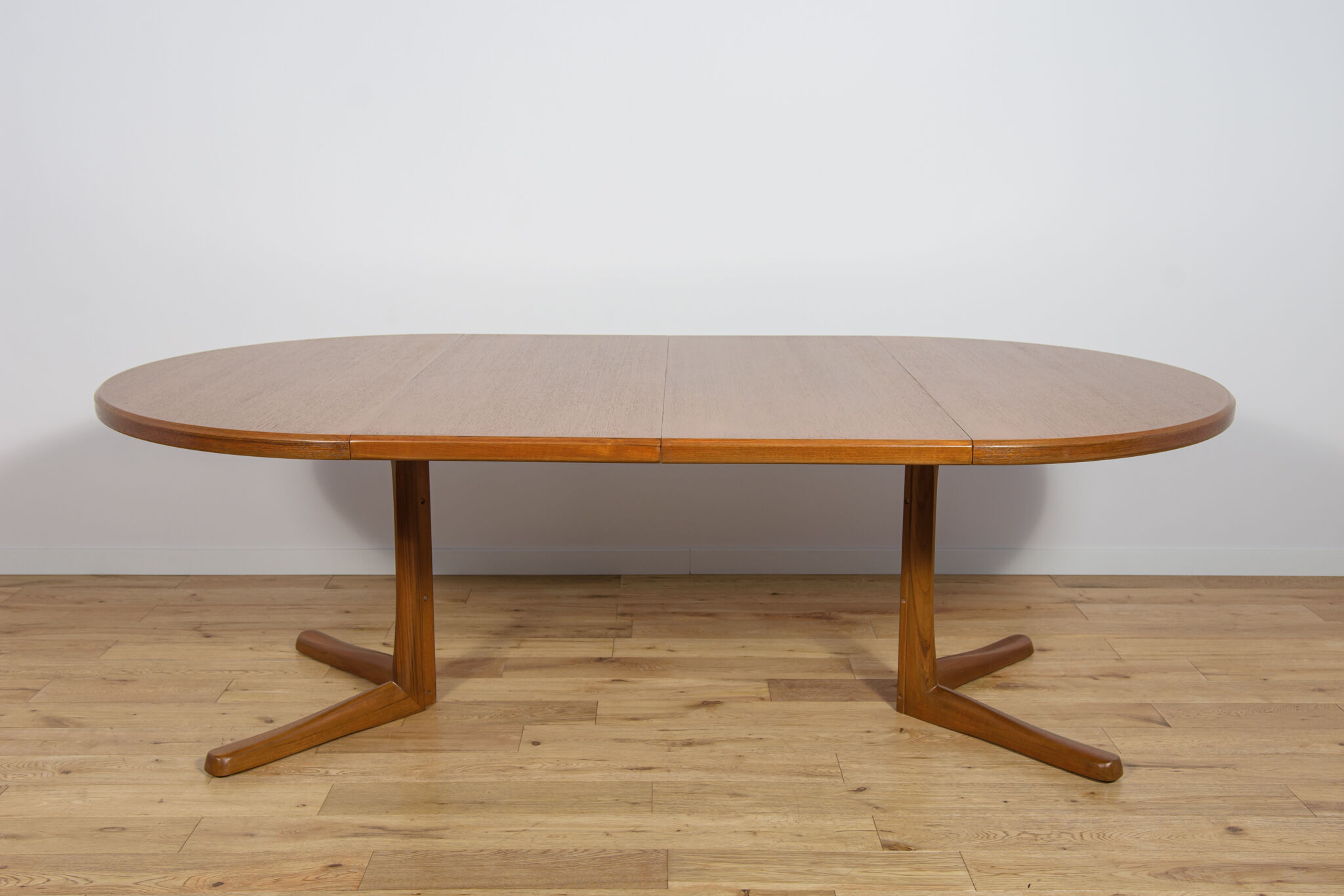 Mid-century round extendable teak dining table from McIntosh, United Kingdom, 1960s
