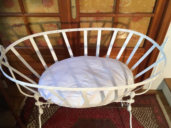 Berceau ancien en fer forgé