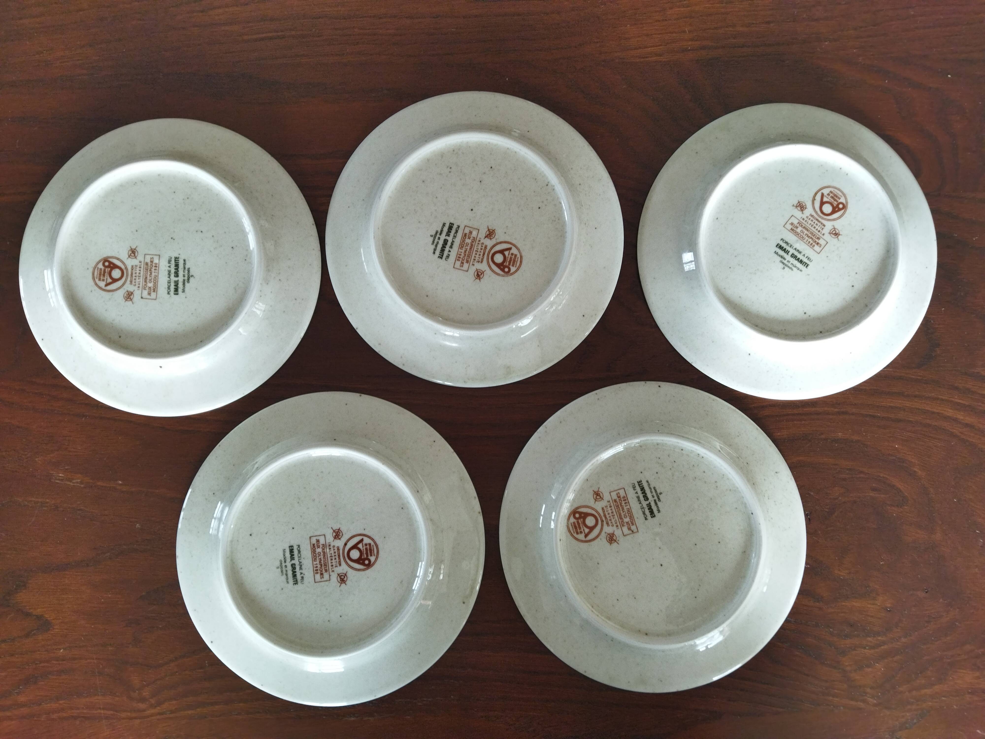 9 assiettes à dessert en porcelaine de Sologne