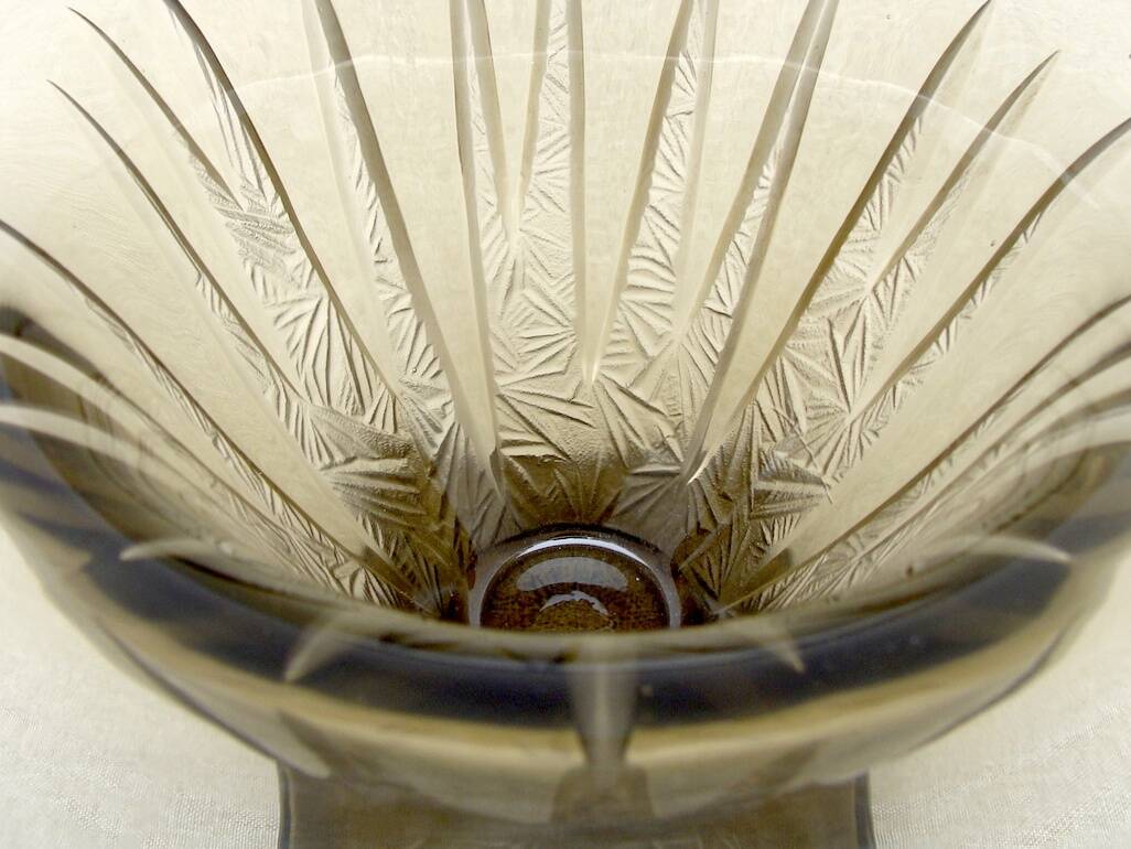 Coupe Art Déco en verre fumé à motifs géométriques