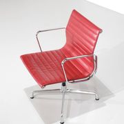 Fauteuil " EA 108 " en cuir rouge, conçu par Charles Ray Eames pour Vitra,