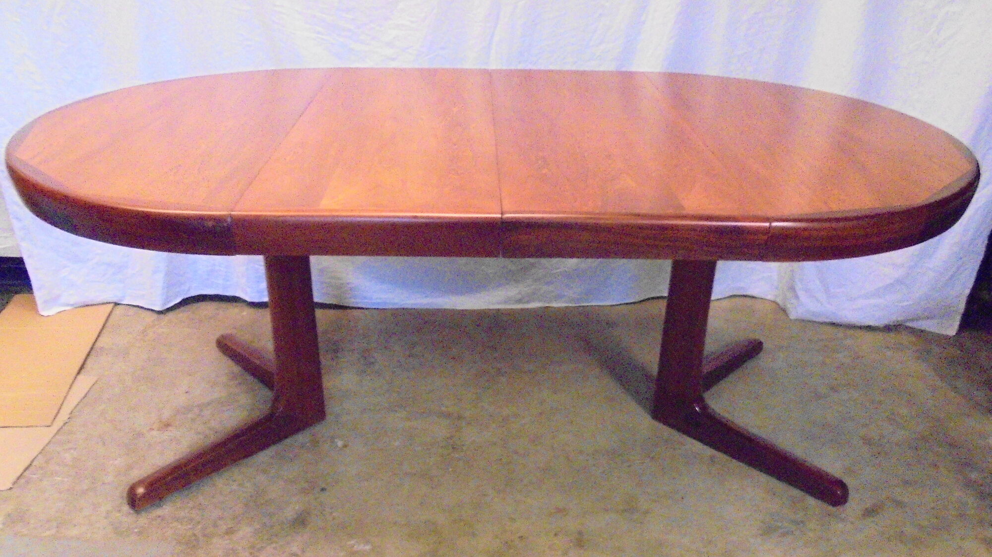 Round dining table with 2 70s extensions