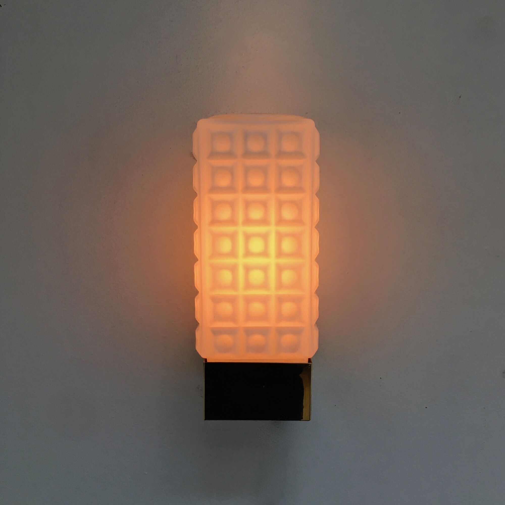 Applique en verre opalin , circa 1960