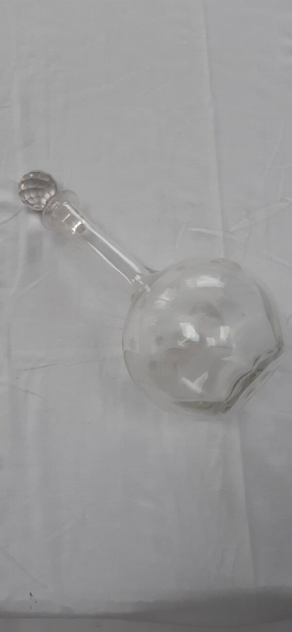 Carafe ancienne à vin en cristal gravé