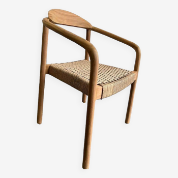 Chaise en bois massif avec assise et accoudoirs tressés