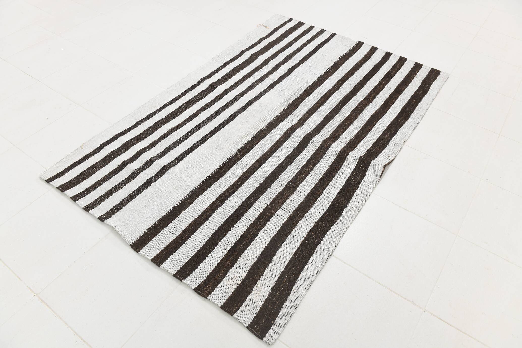 Tapis Kilim moderne rayé blanc et marron foncé