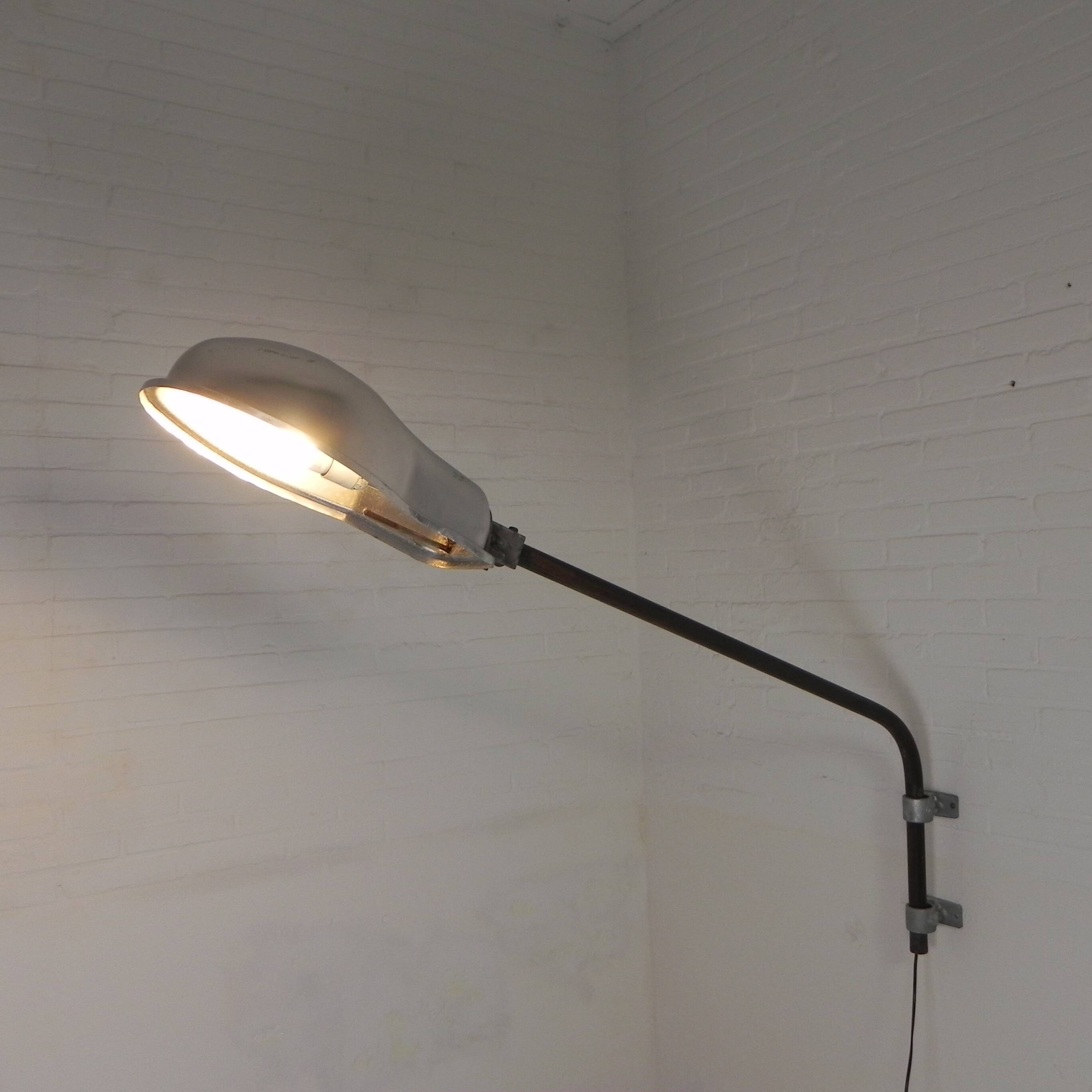 Industrial street lamp with aluminum shade
