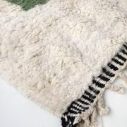 Tapis berbère marocain Beni Ouarain écru à motifs colorés 236x139cm