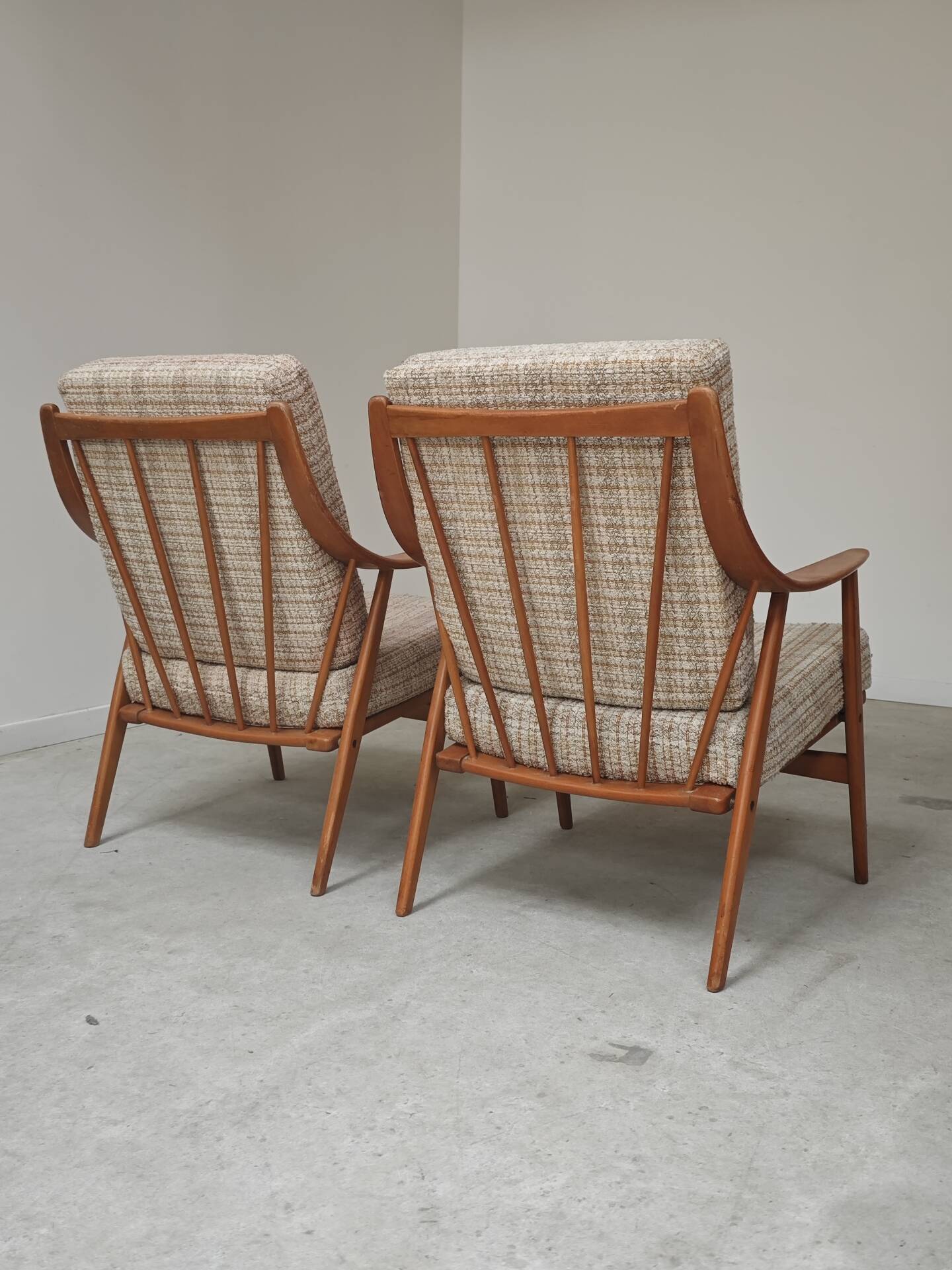 Pair of Boomerang-style armchairs in ecru beige fabric, 1960s.