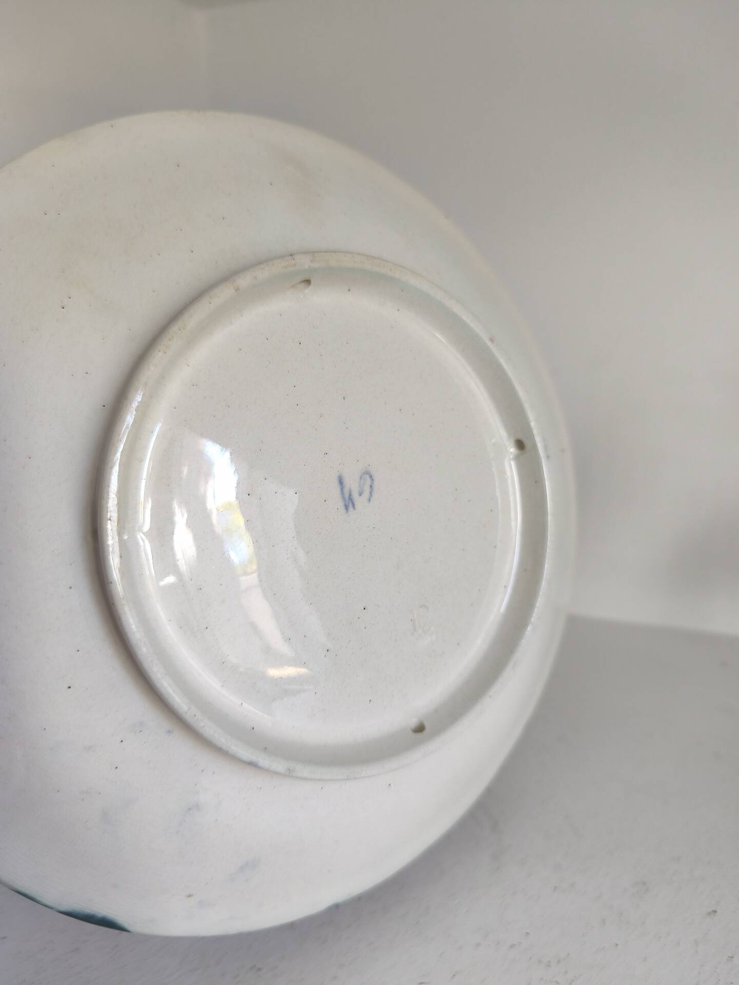 Decorative plate with relief floral pattern in majolica.