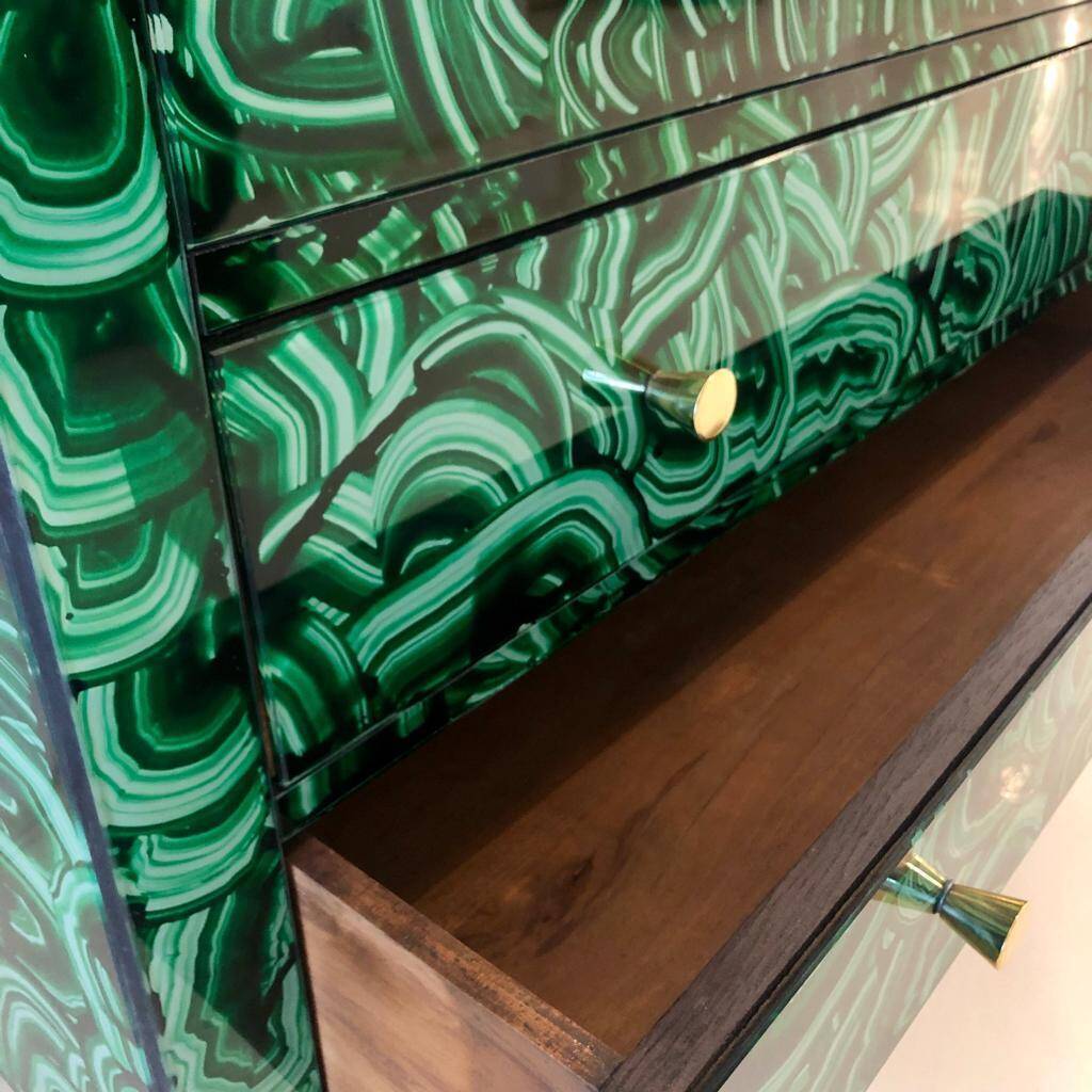 Commode italienne en verre vert-malachite de style mid-century modern
