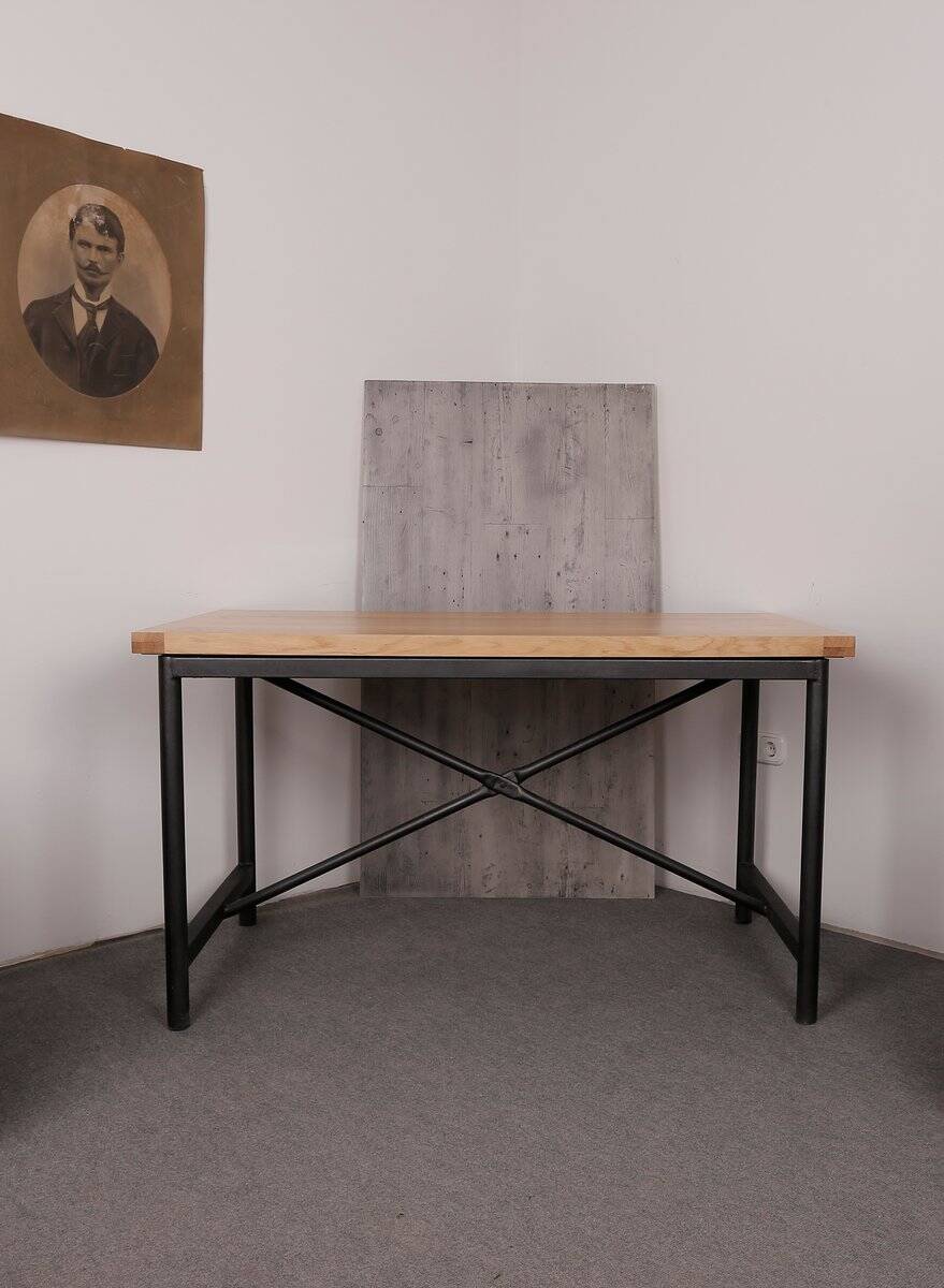Table à manger industrielle noire à plateau chêne laqué et piétement métal