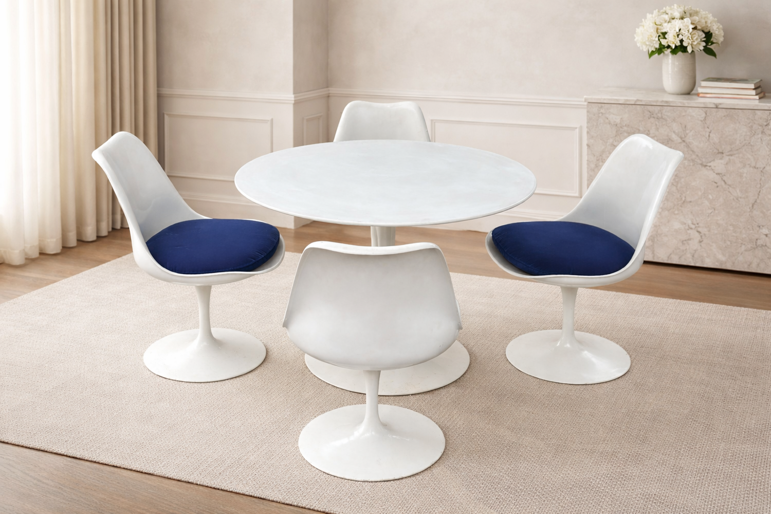 Round table set with 4 chairs E. Saarinen