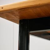 Longue table en pin canadien avec pieds noirs