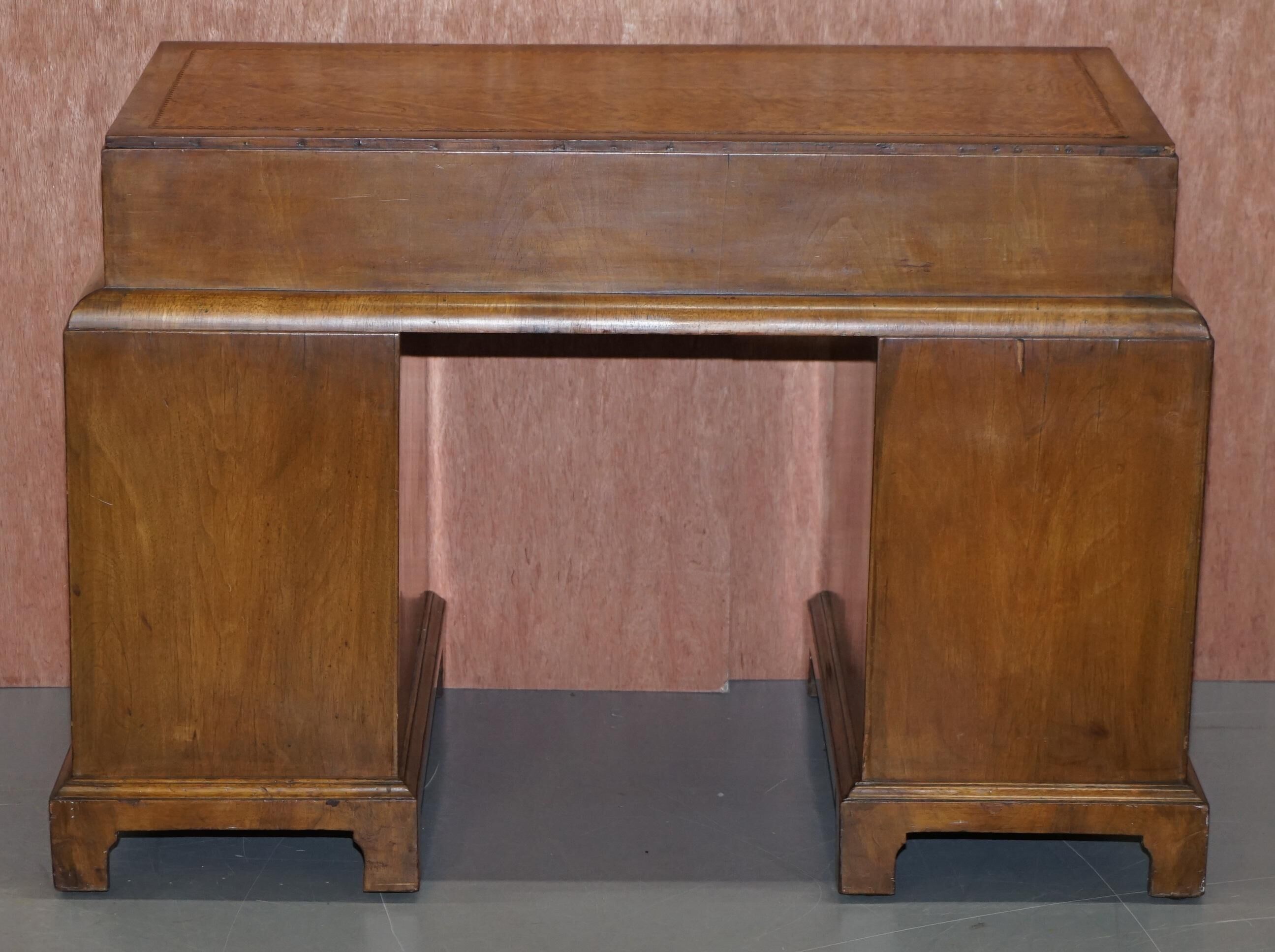 Curved pedestal desk in veined walnut, leather surface, late Victorian period.