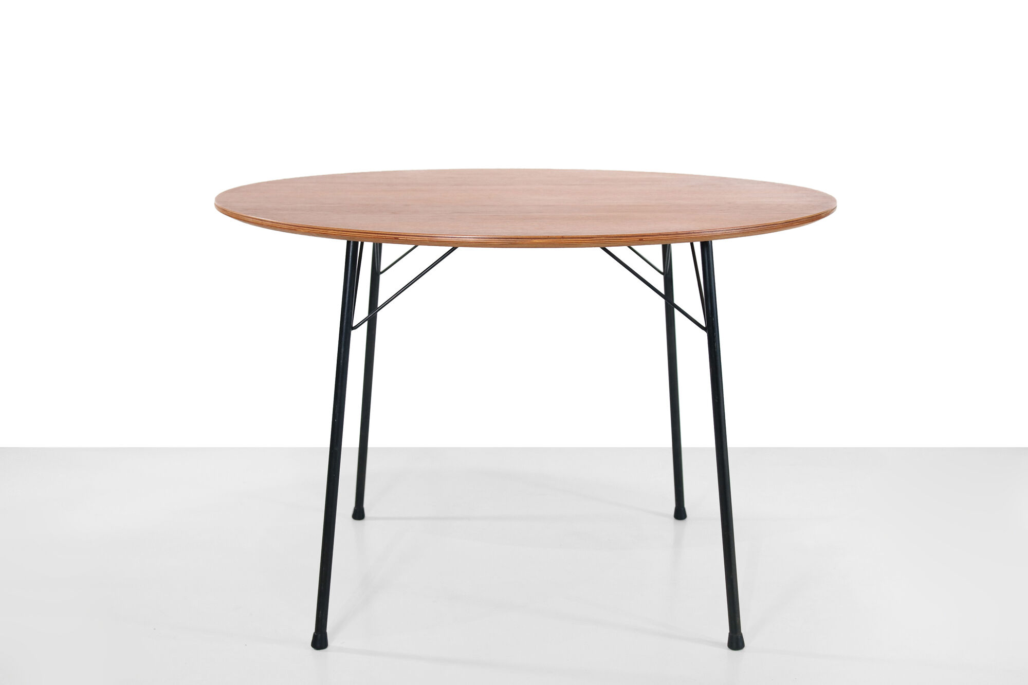 Round teak dining table by Arne Jacobsen model 3600 by Fritz Hansen for Pastoe