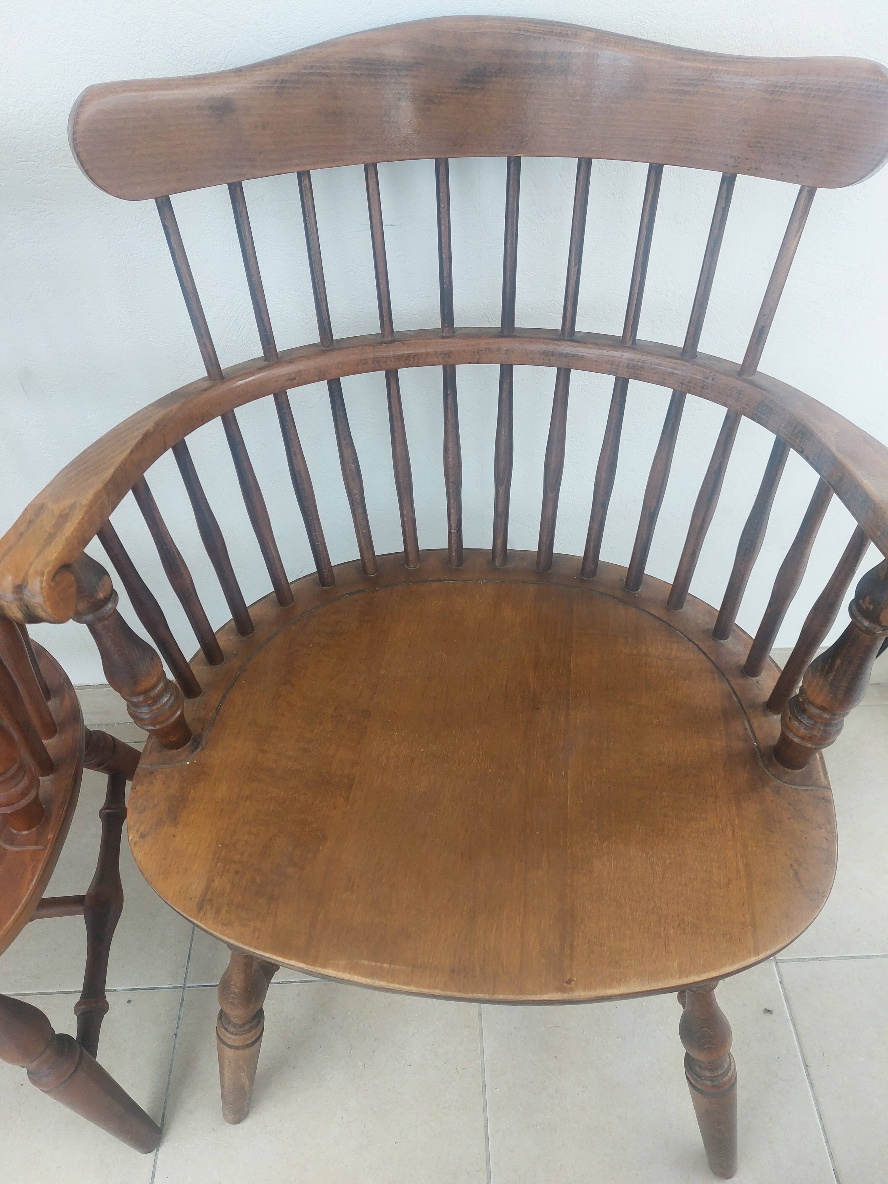 Pair of Windsor armchairs - Noticeable signs of use