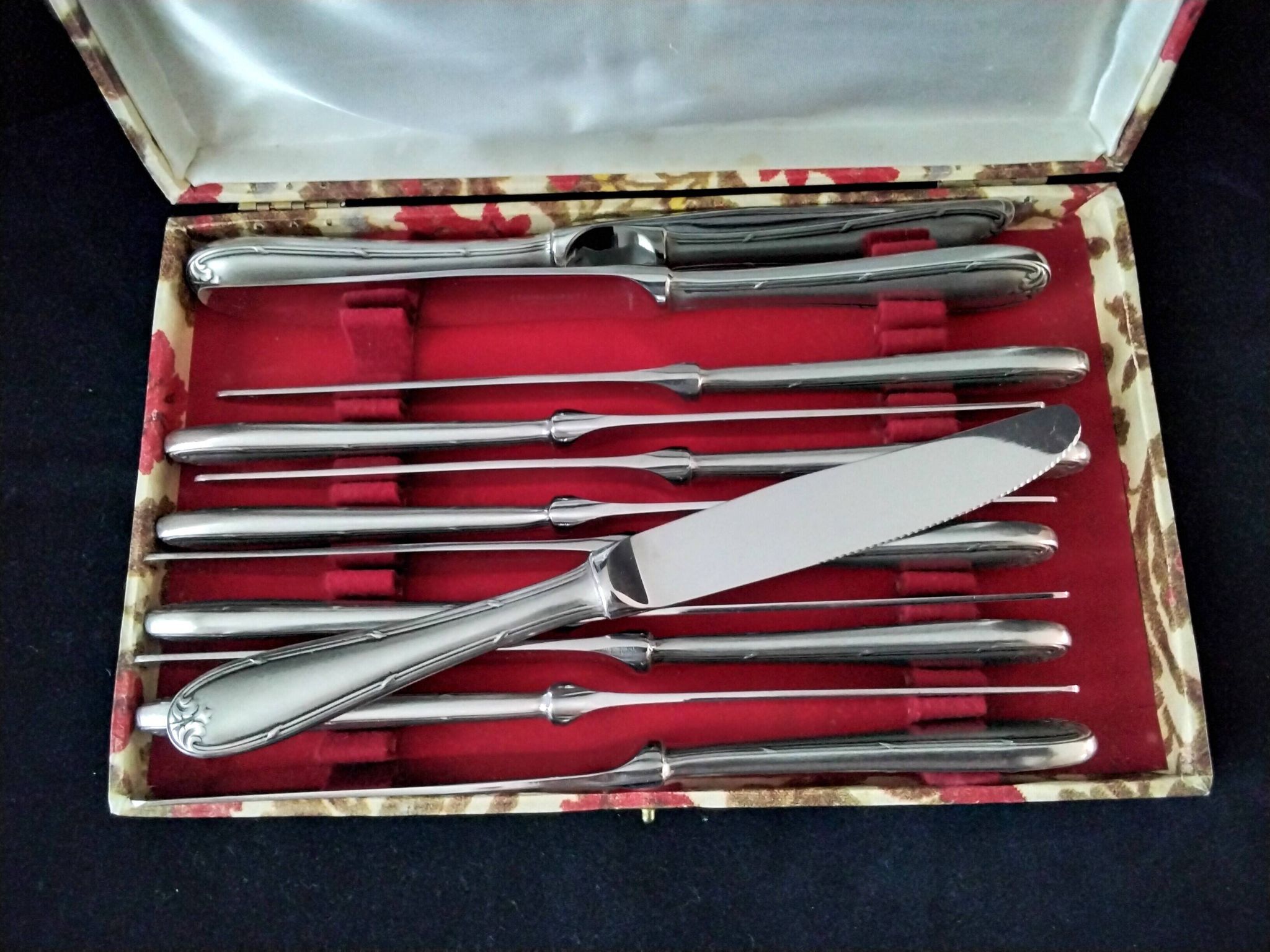 Set of 12 monobloc table knives in Comargent steel.