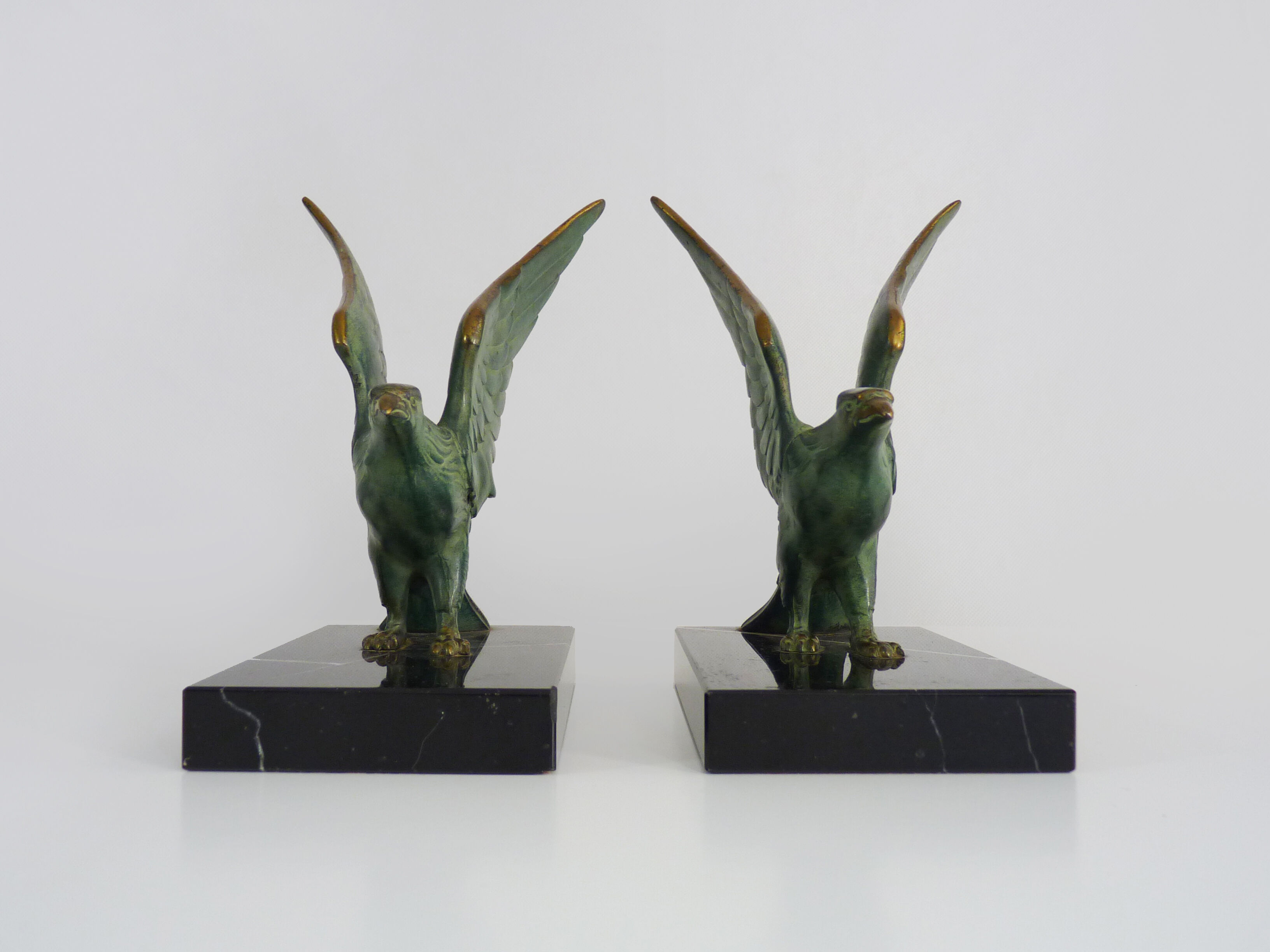 Pair of art deco eagle bookbands in marble and regulates, eagle bookbands. Year 30