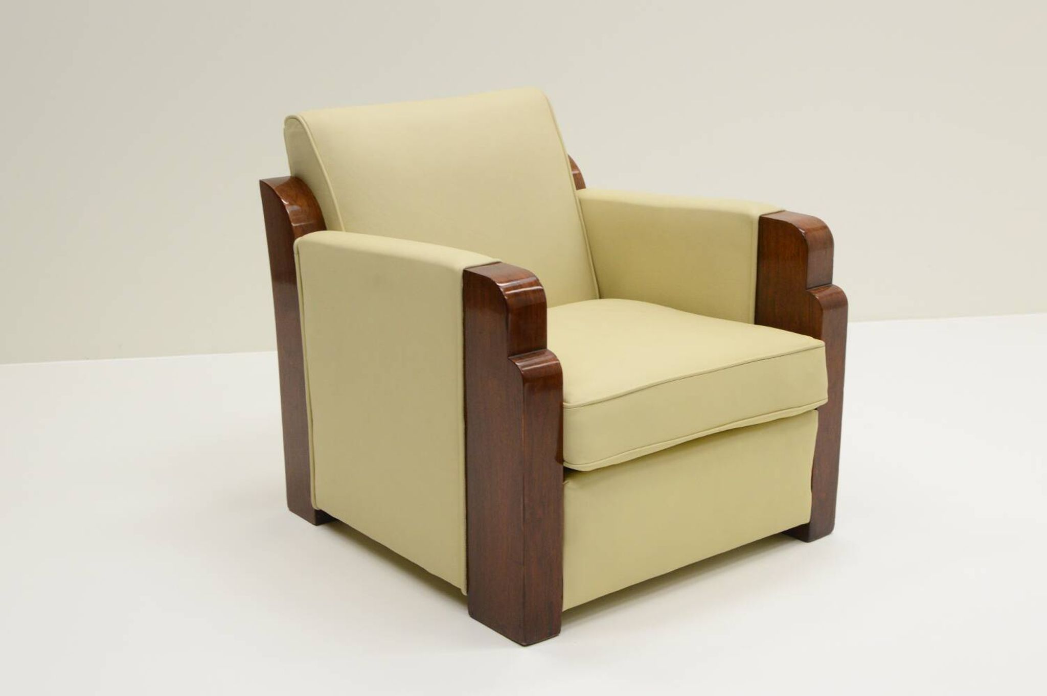Set of 2 Art Deco club chairs in leather, France 1930s.