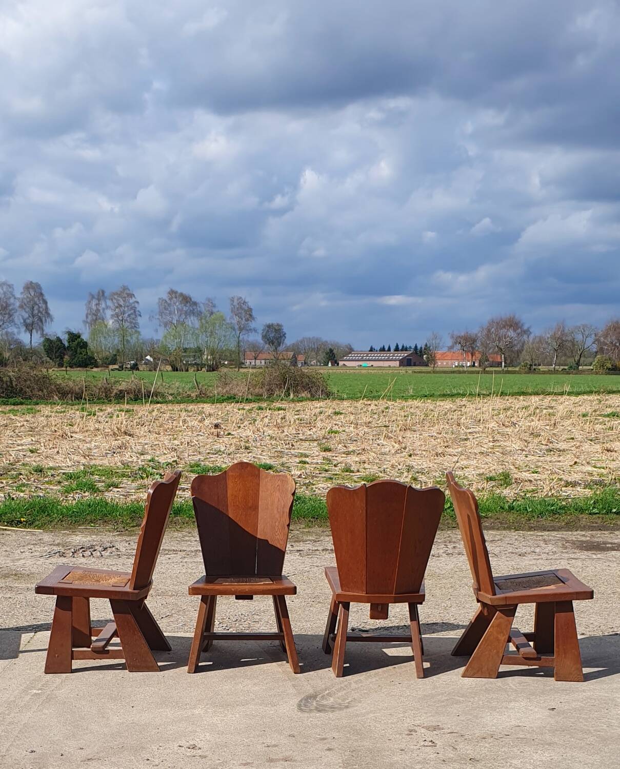 Ensemble de 5 anciennes chaises de feu en chêne à faible dossier, tressées de jonc, de style rural néerlandais.