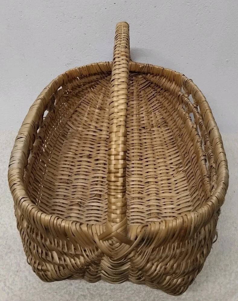 Vintage oval wicker basket with handle