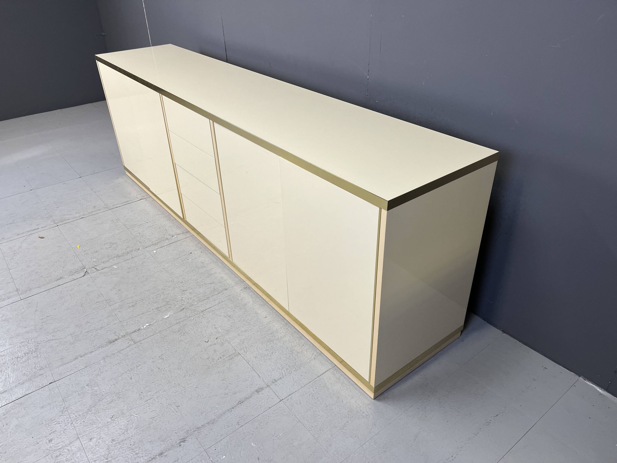 Beige lacquered credenza, 1970s