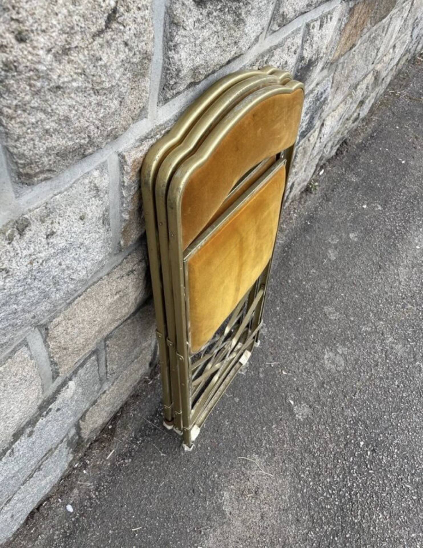 3 chaises d'opéra pliantes anciennes en velours doré et laiton